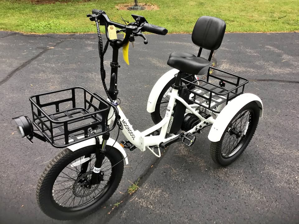 White MOONCOOL e-trike with front and rear baskets and comfort seat